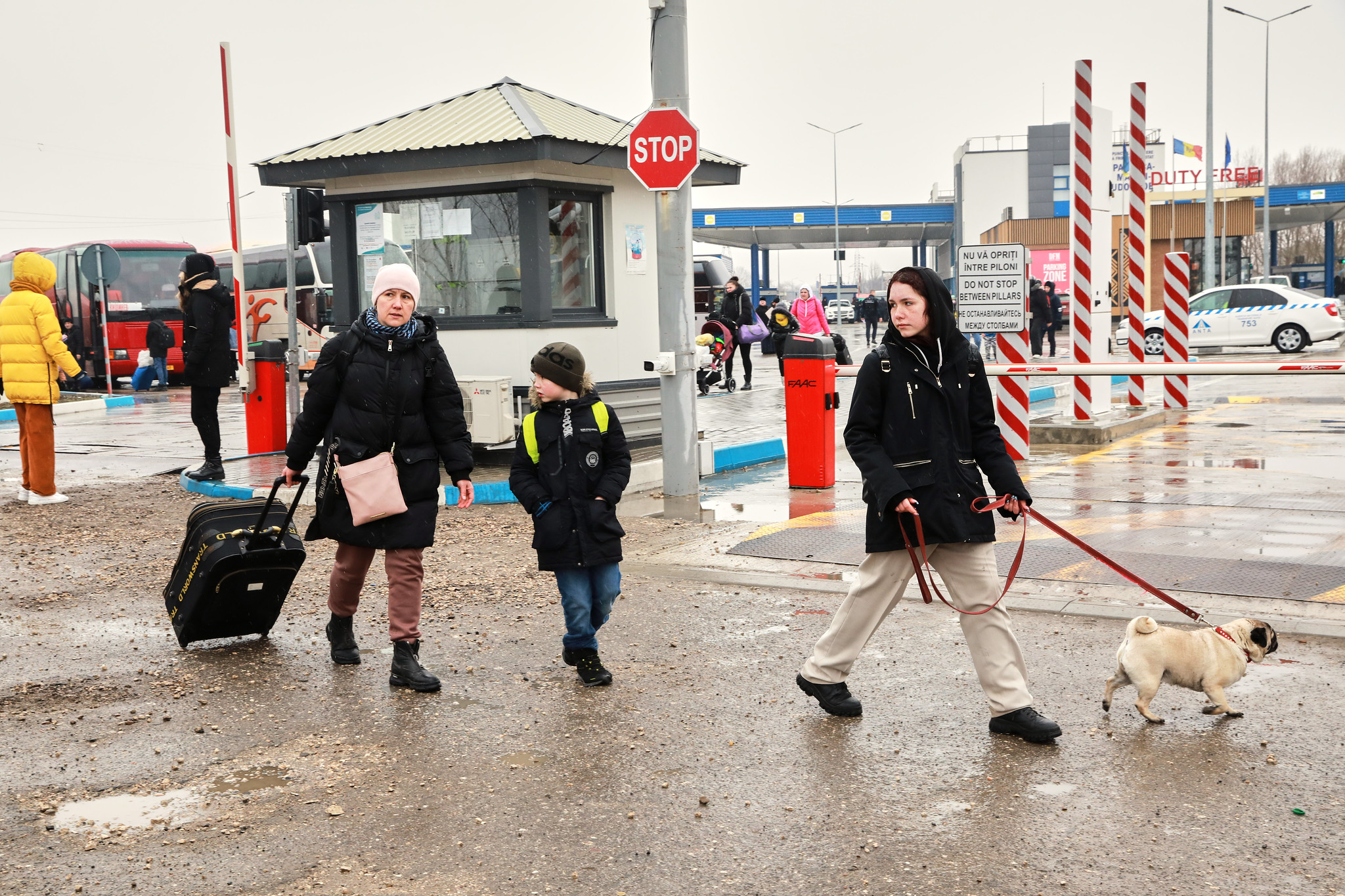 Ukrainians cross into the Republic of Moldova at the Palanca-Maiaki-Udobnoe border crossing point on March 1, 2022.
