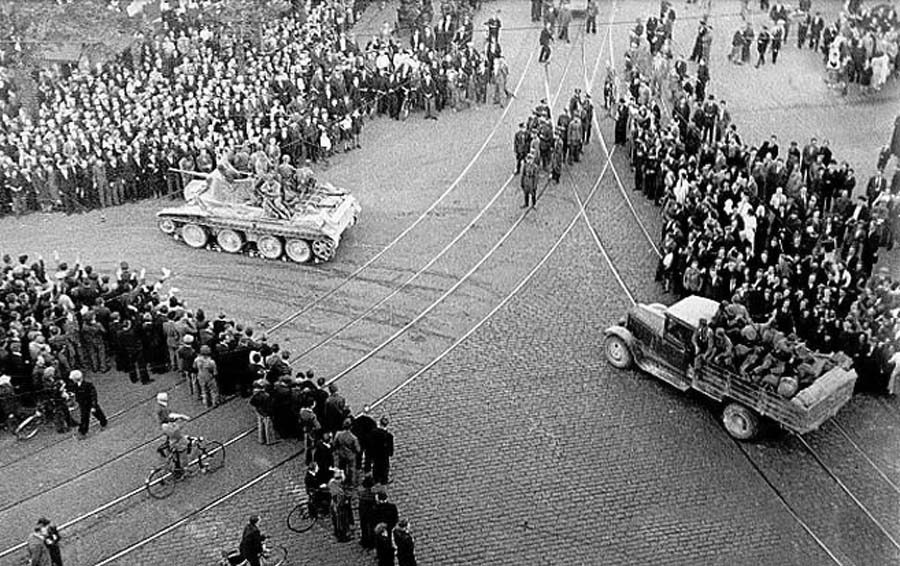 Soviet troops in the center of Riga, Latvia, 1940.