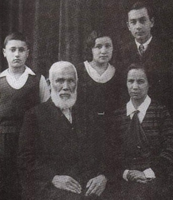 Abdürreşid Ibrahim and his children.
