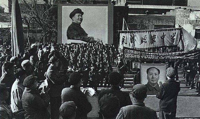 Tianjin Yan'an Middle School celebrates the Cultural Revolution, 1968.